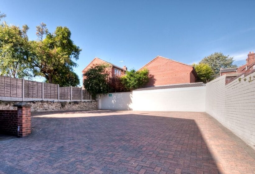 Пансион Tower House Executive Guest House