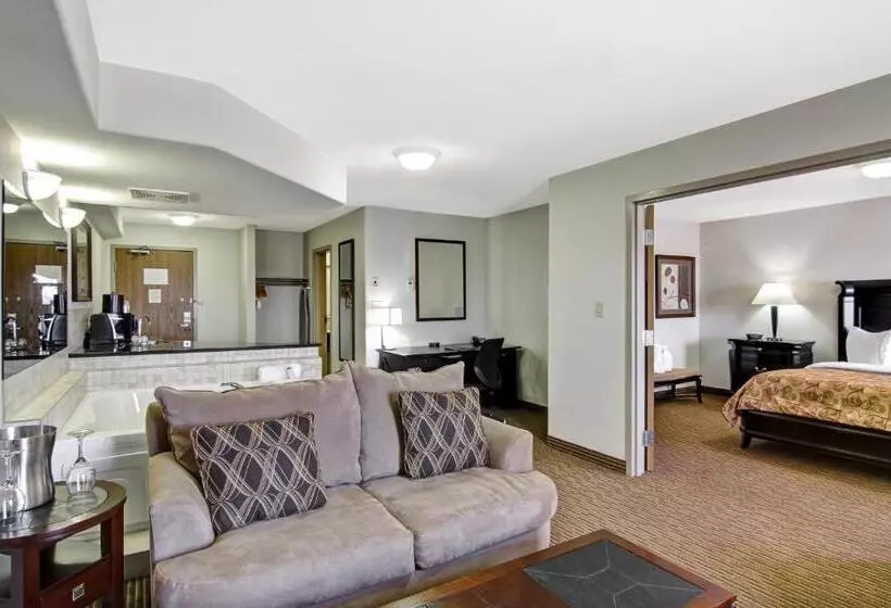 Отель Coast Weyburn