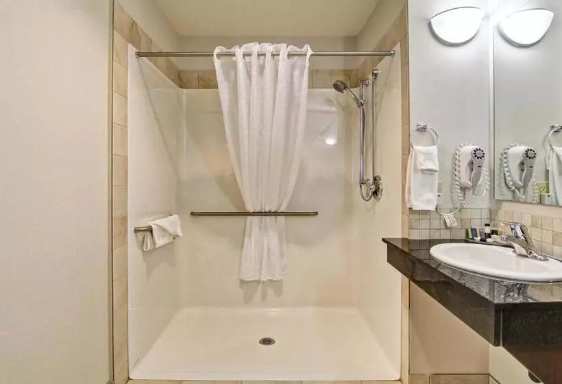 Отель Coast Weyburn