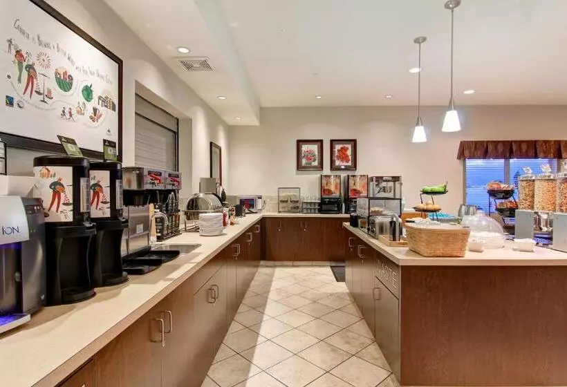 Отель Coast Weyburn