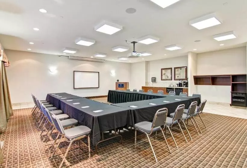 Отель Coast Weyburn