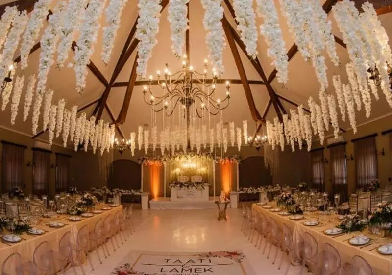 בית מלון כפרי Otjiwa Safari Lodge