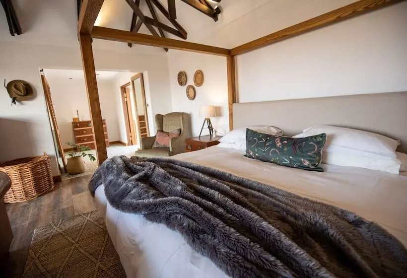 בית מלון כפרי Otjiwa Safari Lodge