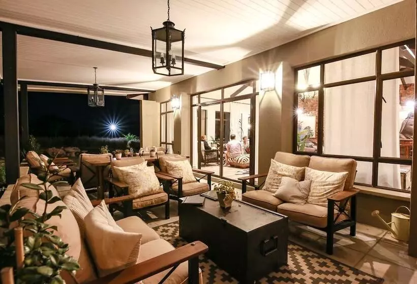 בית מלון כפרי Otjiwa Safari Lodge