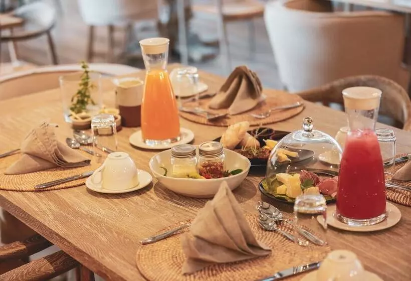 בית מלון כפרי Otjiwa Safari Lodge