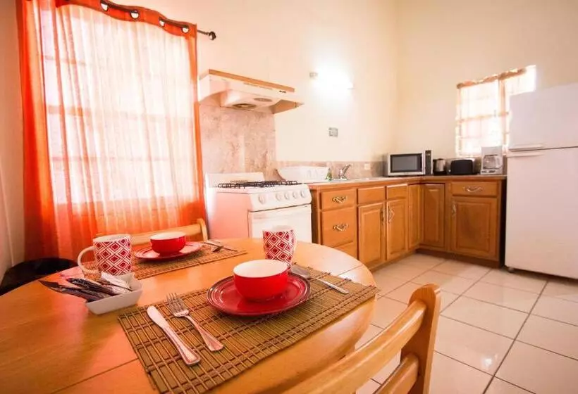 پانسیون Connie's Comfort Suites