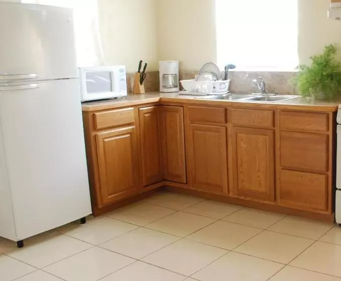 پانسیون Connie's Comfort Suites