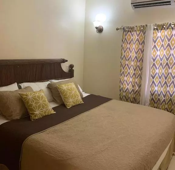 پانسیون Connie's Comfort Suites