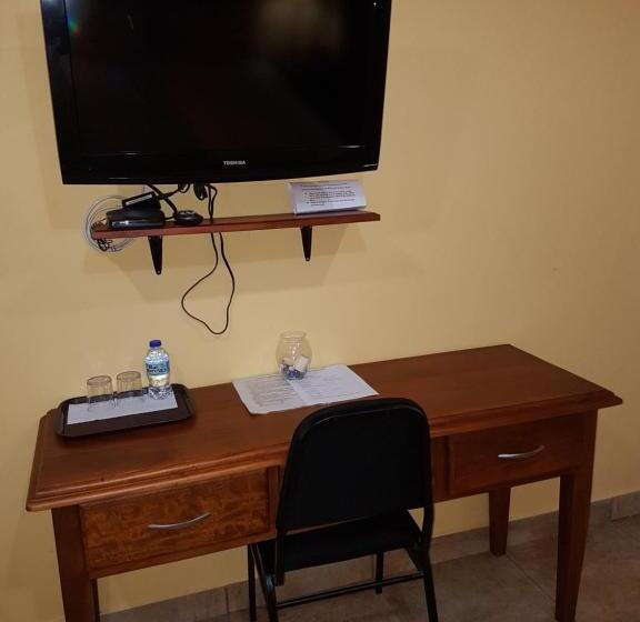 پانسیون Piarco Village Suites