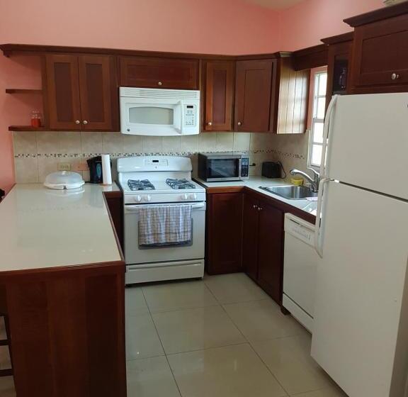 پانسیون Piarco Village Suites