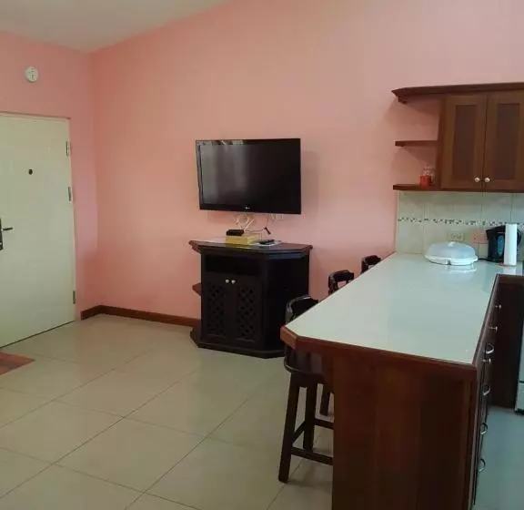 膳宿费 Piarco Village Suites