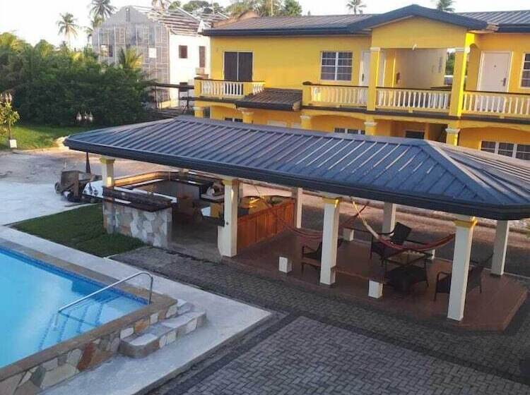 پانسیون Piarco Village Suites