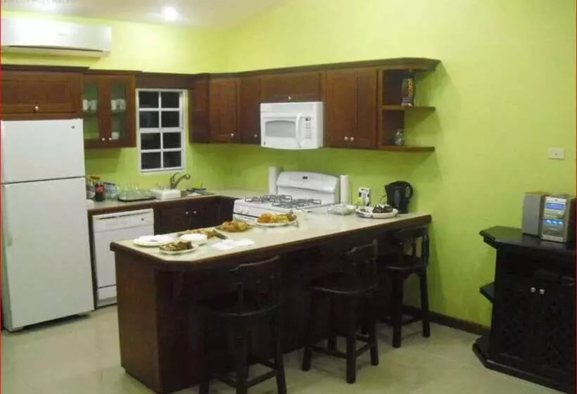 膳宿费 Piarco Village Suites