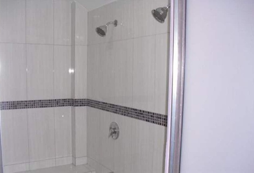 پانسیون Piarco Village Suites