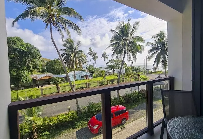 Hotelli Seafront Apartment Coral Coast