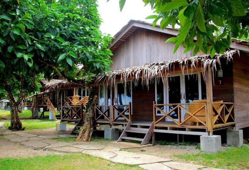 הוסטל Batu Rundung Surf Resort