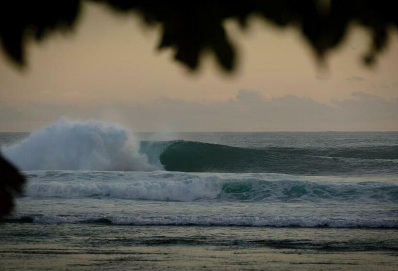 הוסטל Batu Rundung Surf Resort