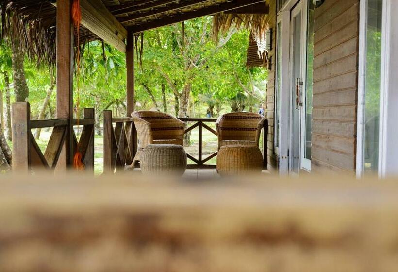 הוסטל Batu Rundung Surf Resort