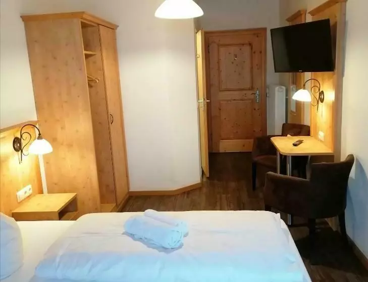 ユースホステル Gasthof Pension Altwirt