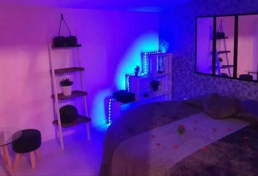 Hotelli Love Rooms De La Presqu île