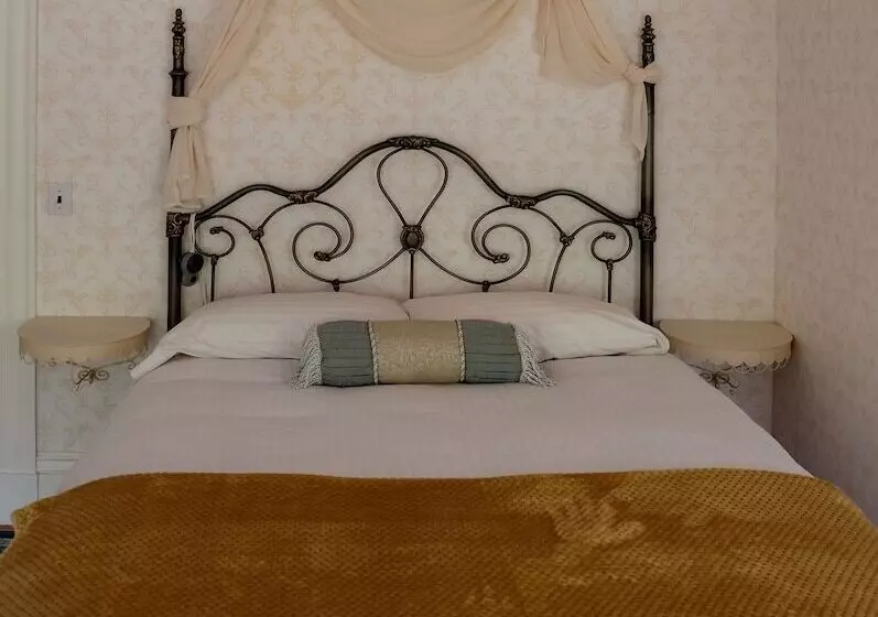 Guilford Bed And Breakfast