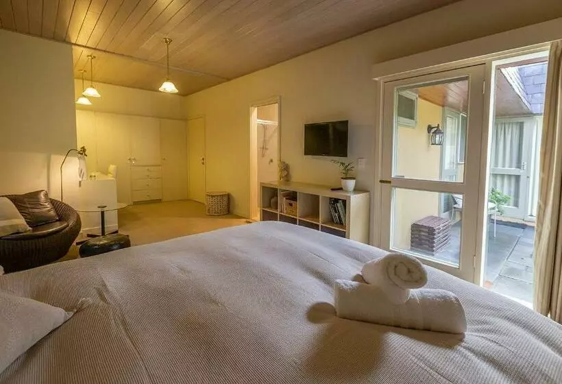 Majatalo Cygnet, Studio On Sturt