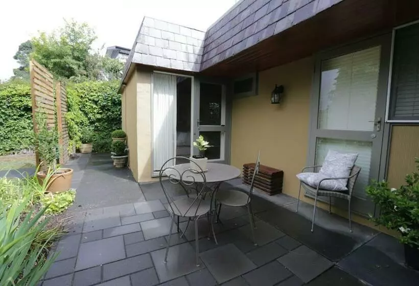 Majatalo Cygnet, Studio On Sturt