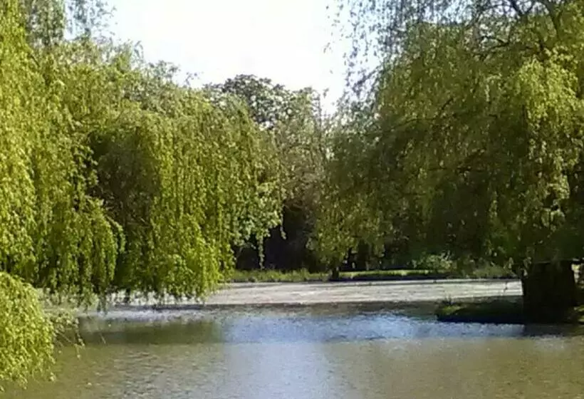 Majatalo La Lune Lake