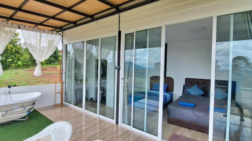 אתר נופש บ้านไร่ระเบียงฟ้า น้ำหนาว แคมป์ปิ้ง