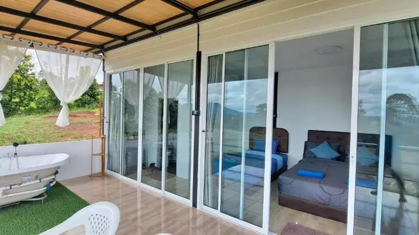 Lomakeskus บ้านไร่ระเบียงฟ้า น้ำหนาว แคมป์ปิ้ง