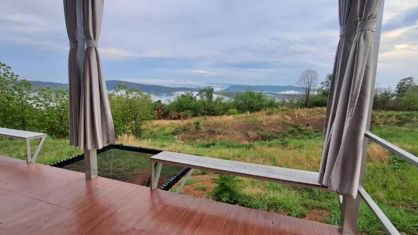 אתר נופש บ้านไร่ระเบียงฟ้า น้ำหนาว แคมป์ปิ้ง