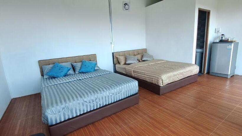 אתר נופש บ้านไร่ระเบียงฟ้า น้ำหนาว แคมป์ปิ้ง