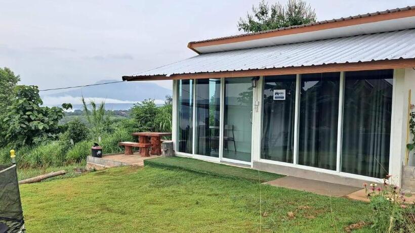 אתר נופש บ้านไร่ระเบียงฟ้า น้ำหนาว แคมป์ปิ้ง