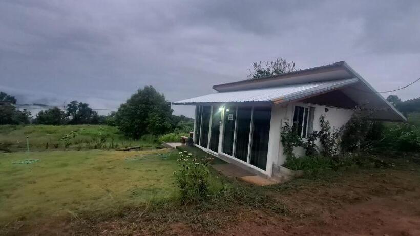 אתר נופש บ้านไร่ระเบียงฟ้า น้ำหนาว แคมป์ปิ้ง