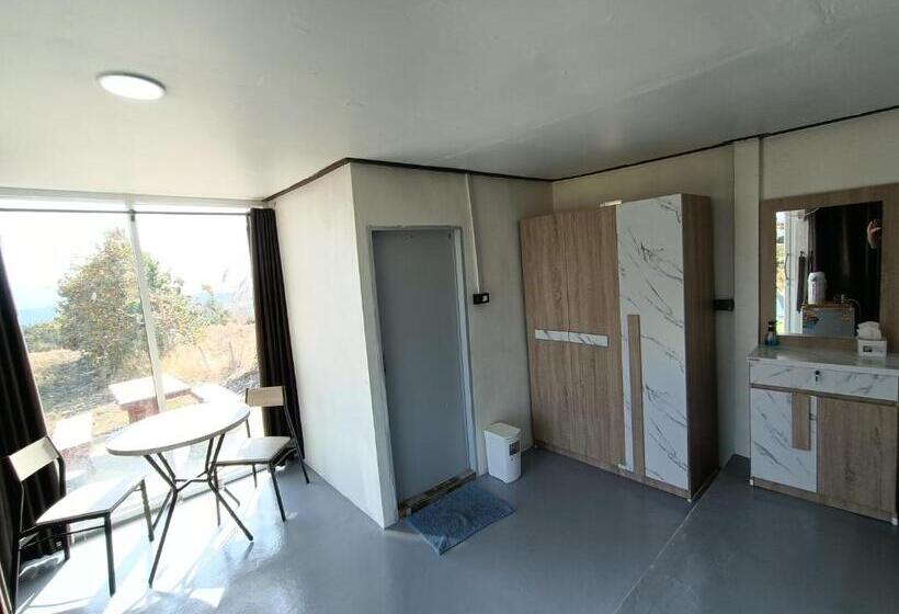 אתר נופש บ้านไร่ระเบียงฟ้า น้ำหนาว แคมป์ปิ้ง