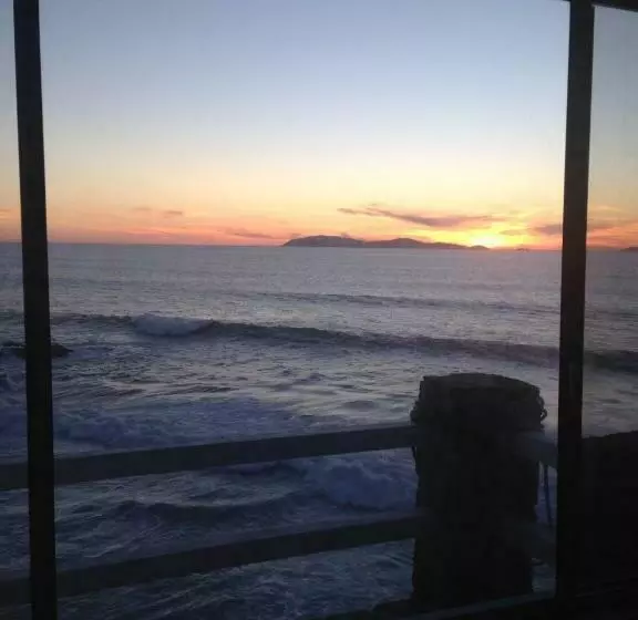 Aamiaismajoitus (B&B) Ocean Front Villa Sleeps 6 15  Beach Access