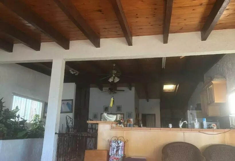 Aamiaismajoitus (B&B) Ocean Front Villa Sleeps 6 15  Beach Access