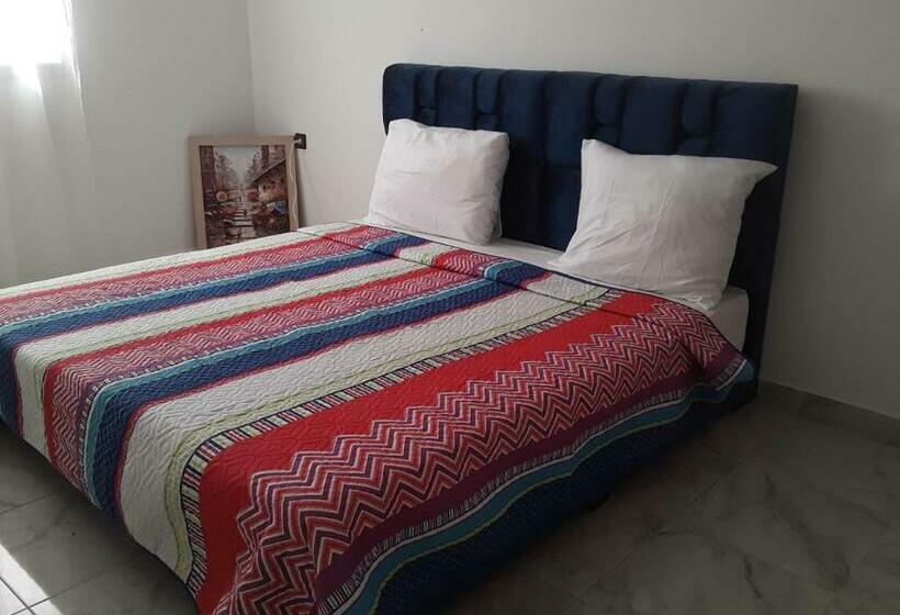 Отель Aux Deux Dauphins