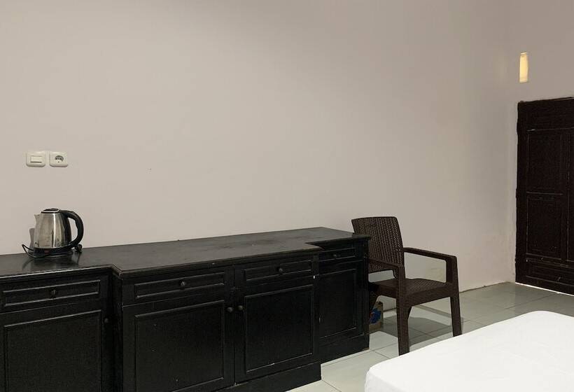 בית מלון כפרי Oyo 91657 Penginapan Radja Jeneponto