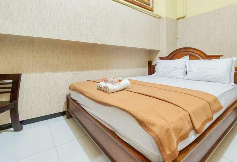 Hotel Shinta 2 Near Alun Alun Kertosono Mitra Reddoorz