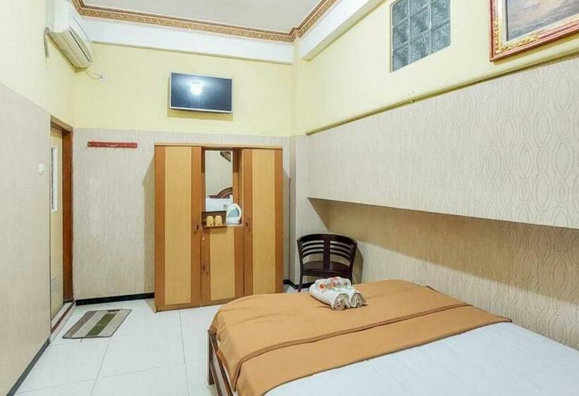 Hotel Shinta 2 Near Alun Alun Kertosono Mitra Reddoorz