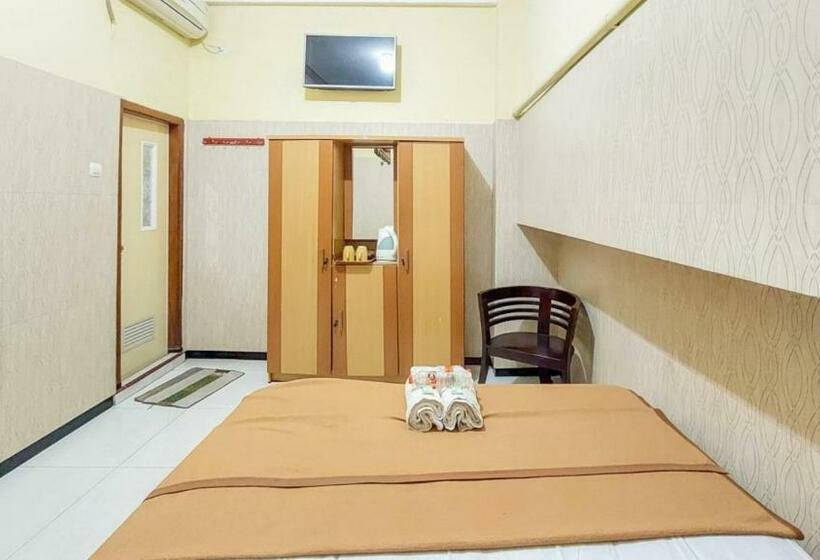 Hotel Shinta 2 Near Alun Alun Kertosono Mitra Reddoorz