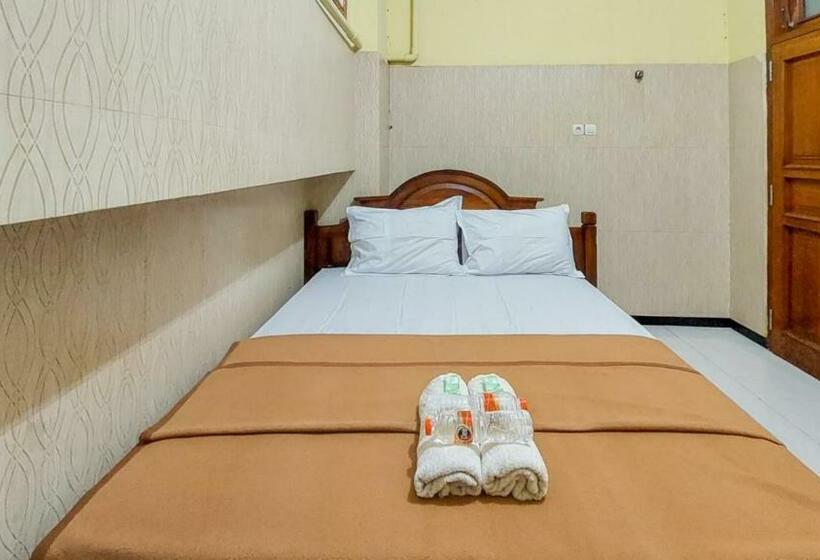 Hotel Shinta 2 Near Alun Alun Kertosono Mitra Reddoorz