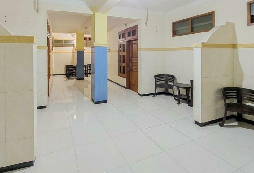 Hotel Shinta 2 Near Alun Alun Kertosono Mitra Reddoorz