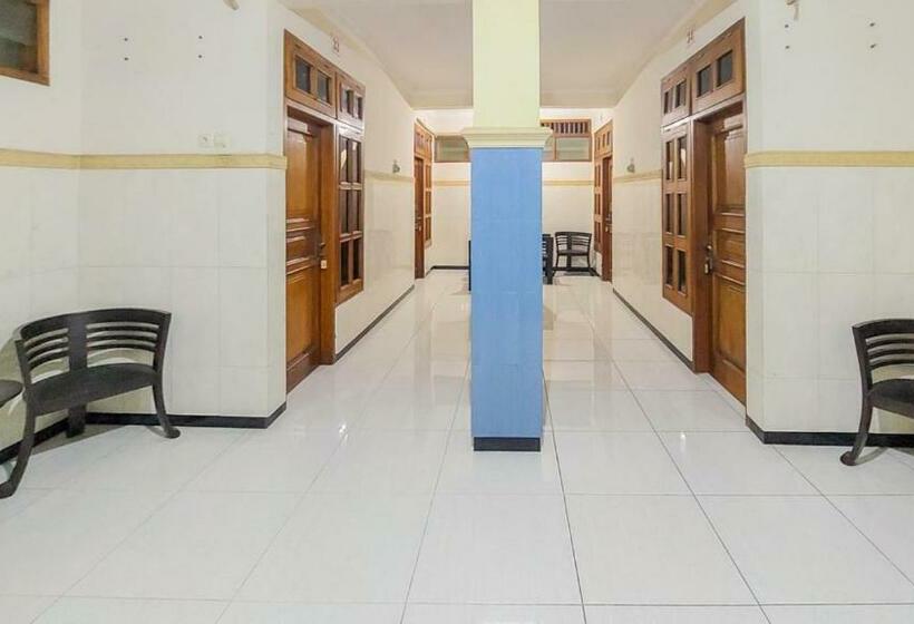 Hotel Shinta 2 Near Alun Alun Kertosono Mitra Reddoorz