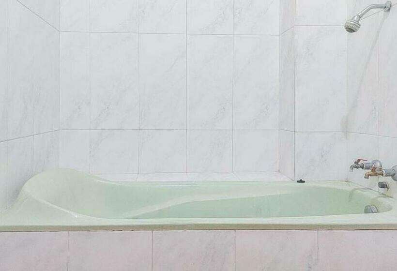 Hotel Shinta 2 Near Alun Alun Kertosono Mitra Reddoorz