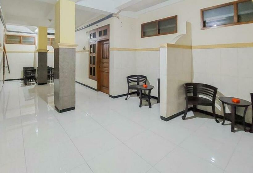 Hotel Shinta 2 Near Alun Alun Kertosono Mitra Reddoorz