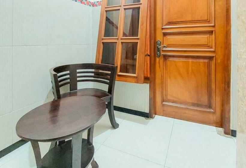 Hotel Shinta 2 Near Alun Alun Kertosono Mitra Reddoorz