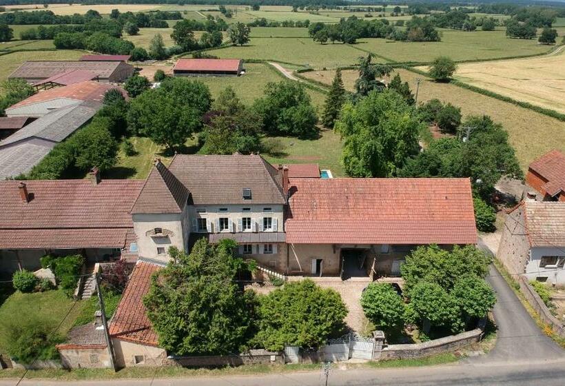 酒店 La Bergerie  Nanton Old Renovated Farmhouse With Swimming Pool For Familie
