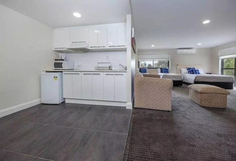 Belconnen Way Hotel & Serviced Apartments